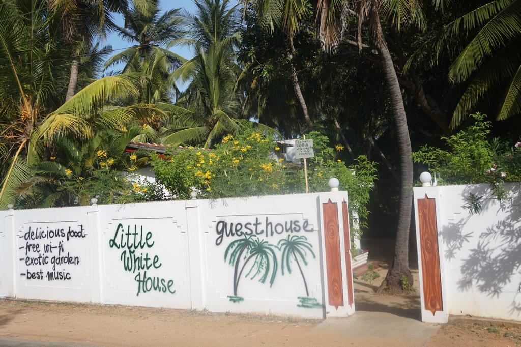 Отель Little White House Тринкомали Экстерьер фото